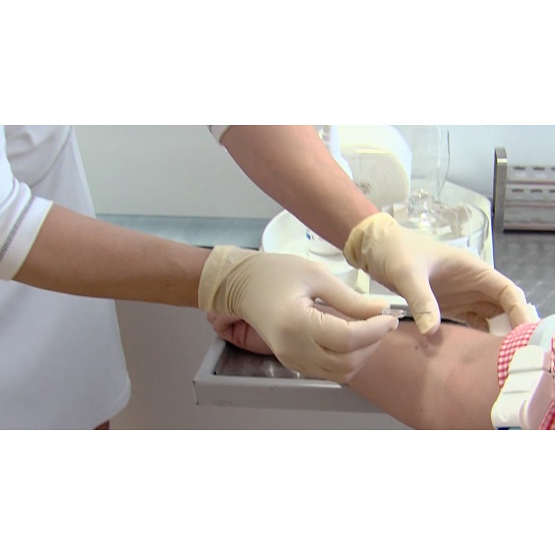  ČR - zdravotnictví - ordinace - lékař - pacientka - měření tlaku - odběr krve - injekce