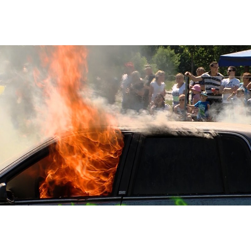 CR - people - firemen - car fire