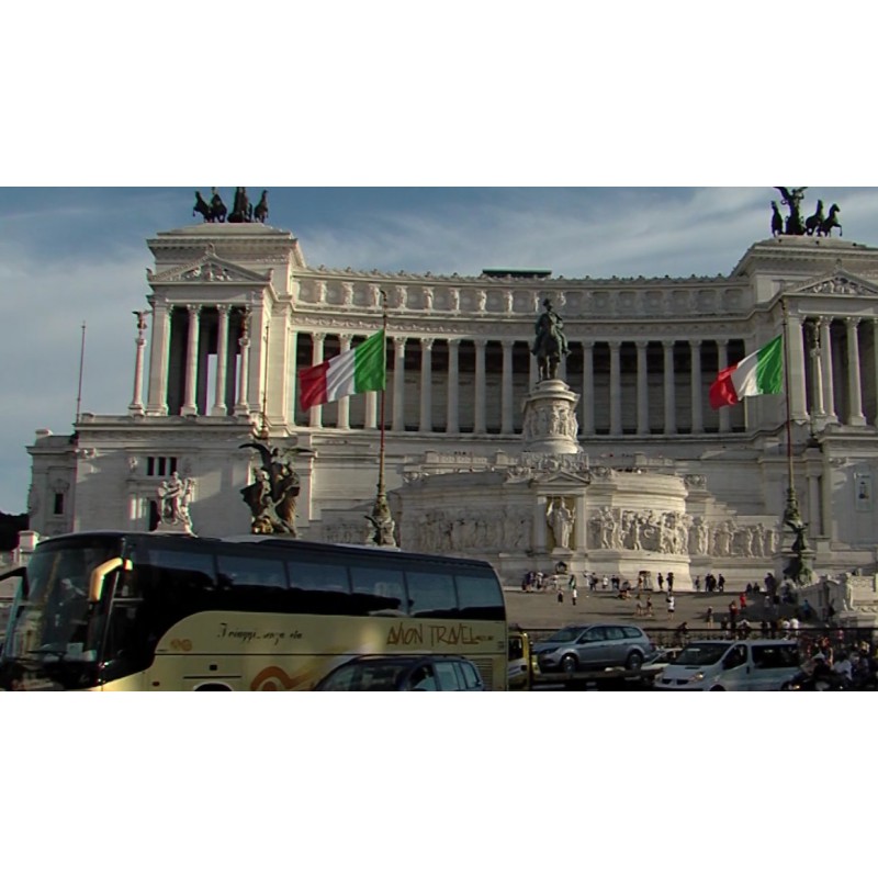 Italy - ROME - time-lapse - traffic - monument to Vittorio Emanuele II - time-lapse - 400x faster