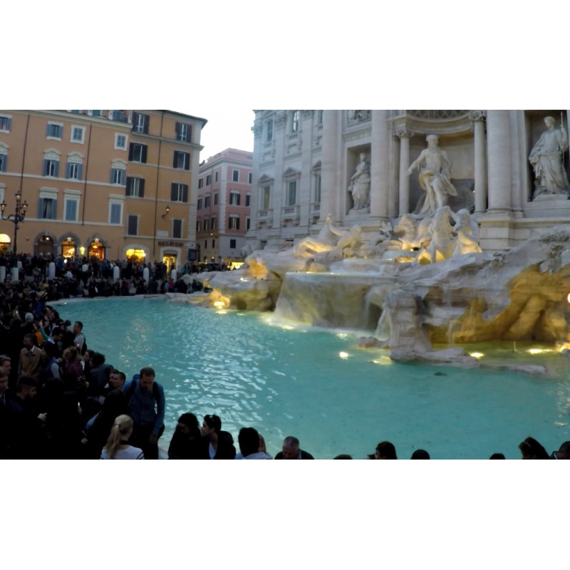 Itálie - Řím - památky - architektura - fontana Di Trevi - turisté