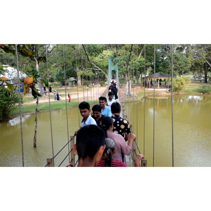 Srí Lanka - Kolombo - lidé - léto - horko - fontána - jezero - řetězový most