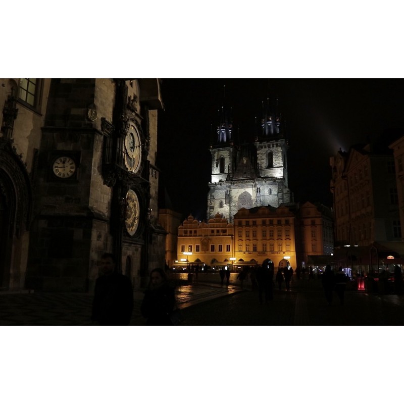  ČR - města - cestování - Praha - Staroměstské náměstí - orloj - turisté - noc