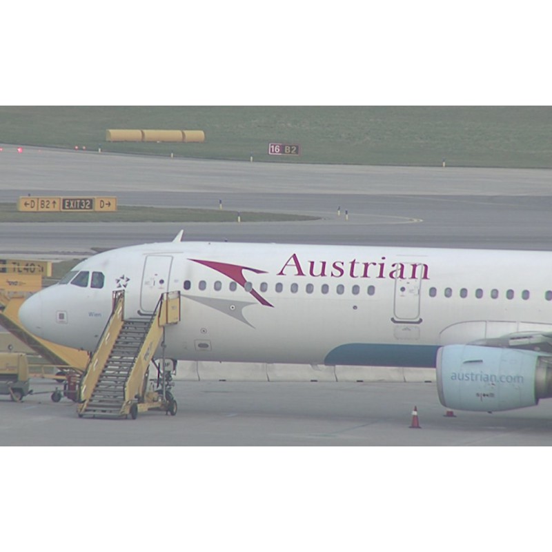 Austria - Vienna - transort - airport - airplane - start - landing