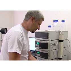 ČR - věda - laboratoře - výzkum - léčiva - kapalinový chromatograf - detektor - laborant