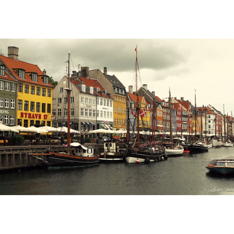  Dánsko - Kodaň - Copenhagen - doprava - loď - lodě - architektura - centrum - vlajka - 4K