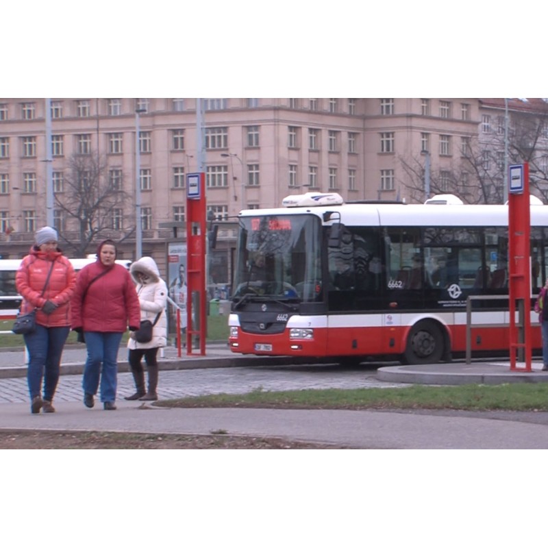 ČR - Praha - doprava - Dejvice - tramvaje - autobusy - chodci - přechod