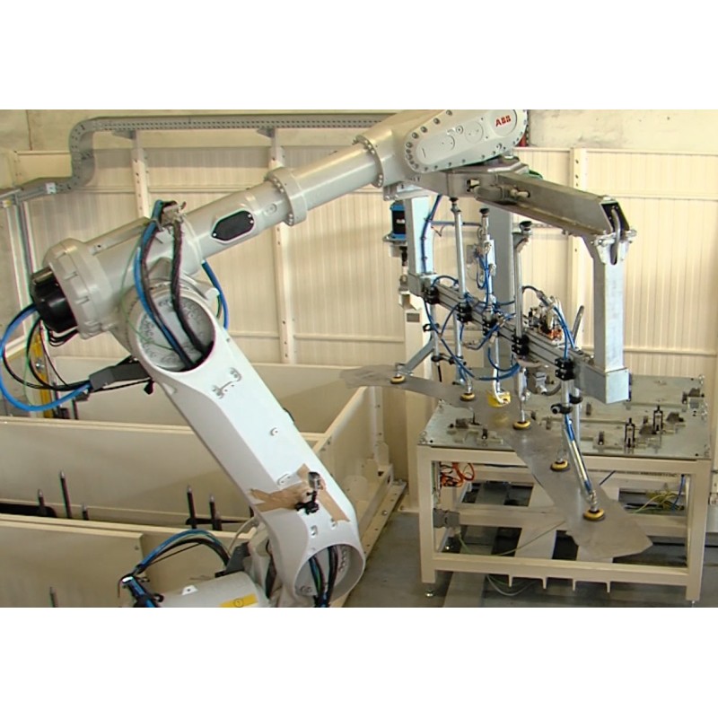  ČR - průmysl - technologie - Benteller - robot - svařování - automotive - komponenty - moduly