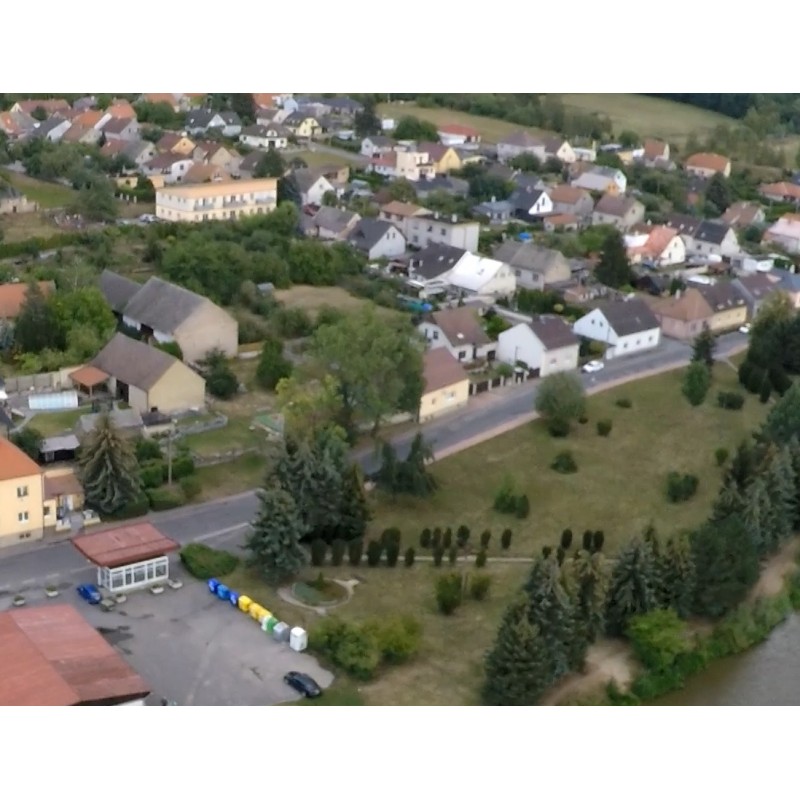 ČR - města - Tuchlovice - vesnice - letecké záběry - dron - domy - byty - rybník - výstavba