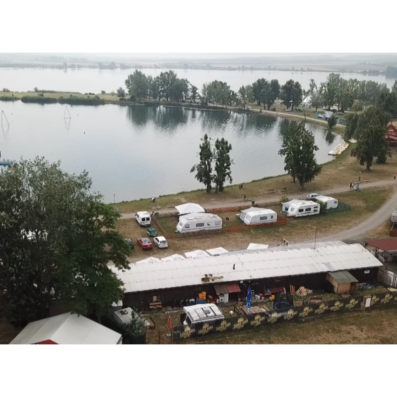 ČR - příroda - jezero - pláž - kemp - voda - paddleboard - kanoe - eskymák - dron - letecké záběry
