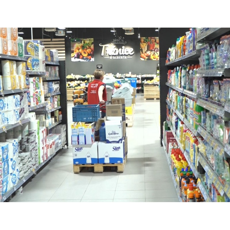  ČR - obchod - supermarket - zboží - drogerie - potraviny - pivo - doplňování - regály