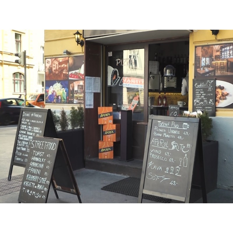 ČR - Praha - obchod - restaurace - okénko - výdej - jídlo - oběd - Covid - koronavir