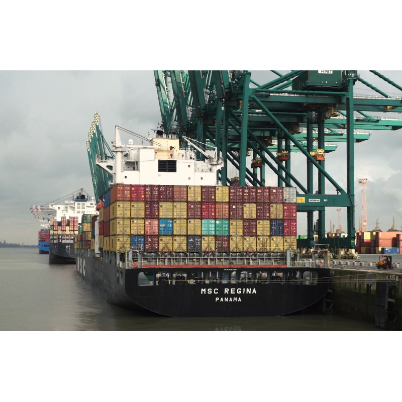 Belgie - Antverpy - dok - loď - přístav - kontejner - jeřáb - časosběr - reálná rychlost - 4K