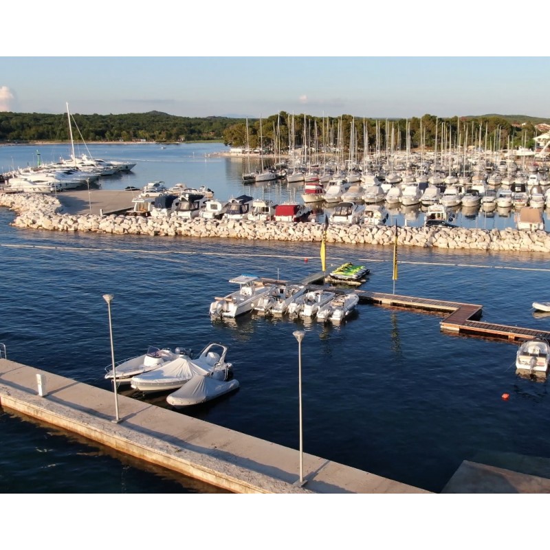 Cestování - Chorvatsko - Istrie - Funtana - moře - přístav - kemp - loď - racek - dron - 4K
