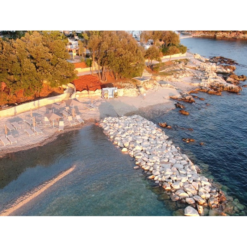 Cestování - Chorvatsko - Istrie - Funtana - moře - kemp - chata - domek - pláž - 4K - dron