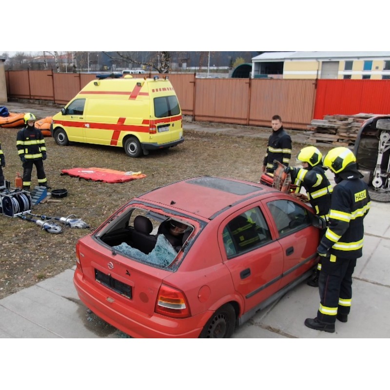 ČR - doprava - nehoda - auto - vrak - hasiči - hydraulické nůžky - vystříhání - dron