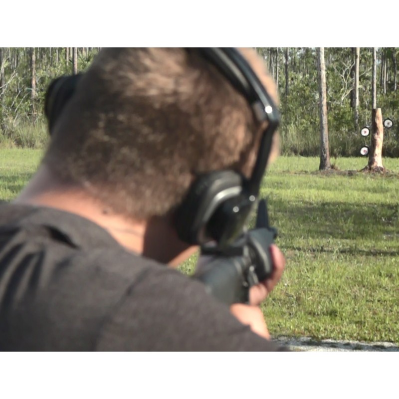 USA - Florida - lidé - střelec - střelba - puška - pistole - náboj - projektil - slow motion