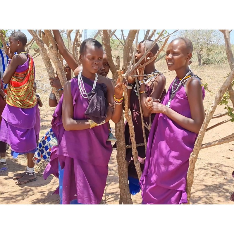 Afrika - Keňa - cestování - Masaj - masajská - vesnice - škola - zpěv - chatrč - oheň - narámek - 4K