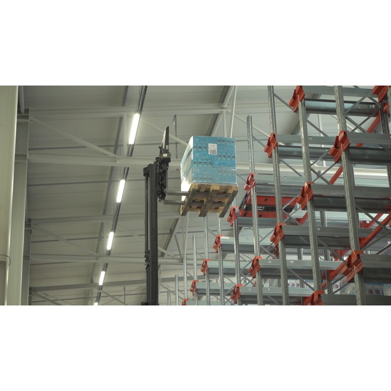 CZ - industry - food - radioshuttle - forklift - truck - warehouse - shelves - automation