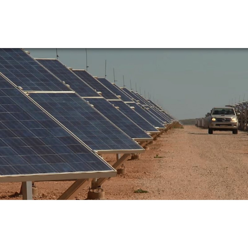 Svět - obnovitelné zdroje - energie - solární panely - větrná elektrárna - biomasa