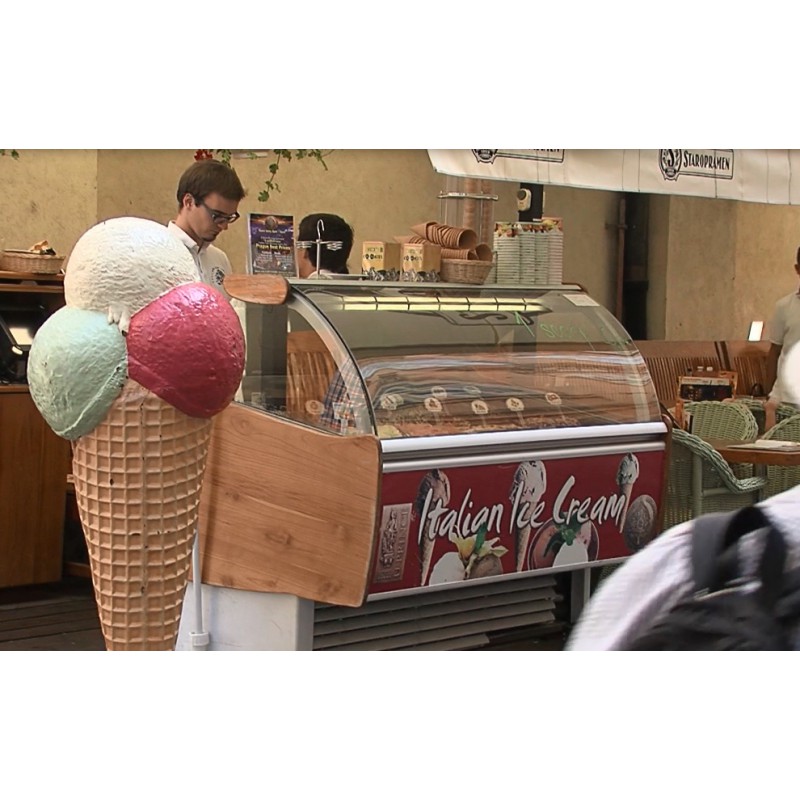 CR - Prague - summer - ice cream - tourists