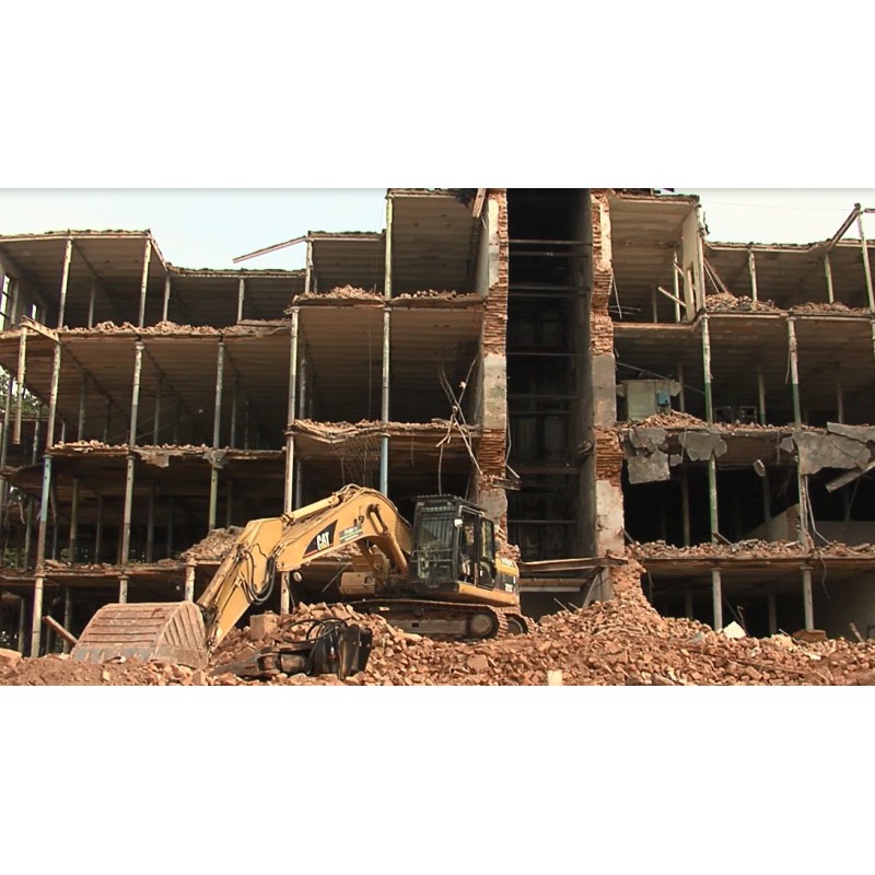 ČR - stavebnictví - stroje - Caterpillar - demolice budovy