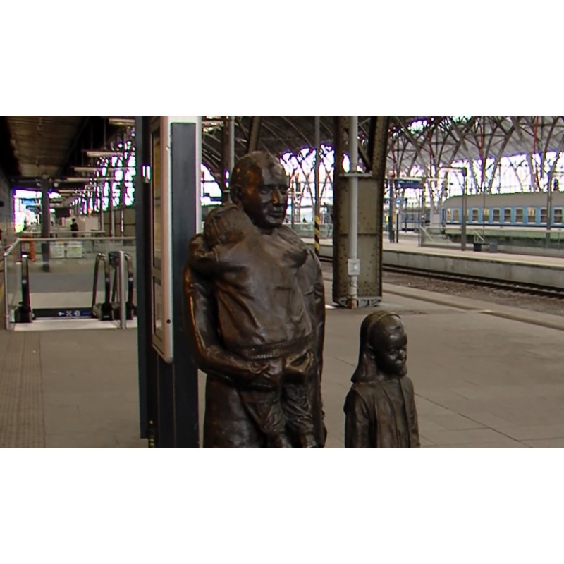 CR - Prague - pepole - Nicholas George Winton - statue -  Central station