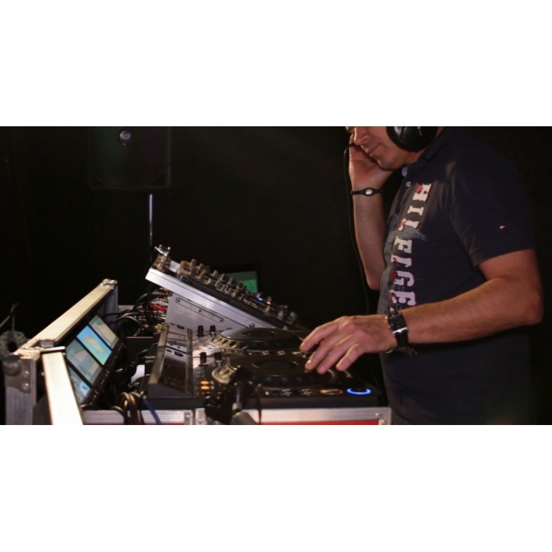  ČR - lidé - kultura - hudba - DJ - mixpult