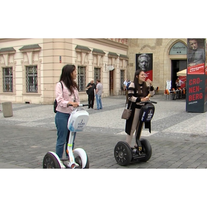  ČR - Praha - Staroměstské náměsti - segway - turisté