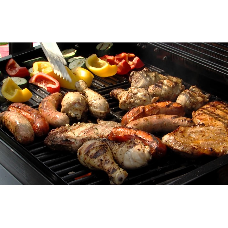 ČR - lidé - gril - grilování - klobásy - maso