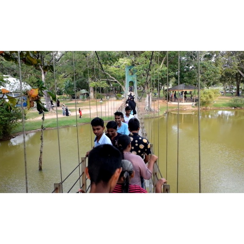Sri Lanka - Colombo - people - summer - heat - fountain - lake - chain bridge
