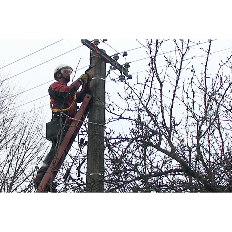  ČR - průmysl - elektřina - vysoké napětí - dráty - elektrikář - montér - kontrola