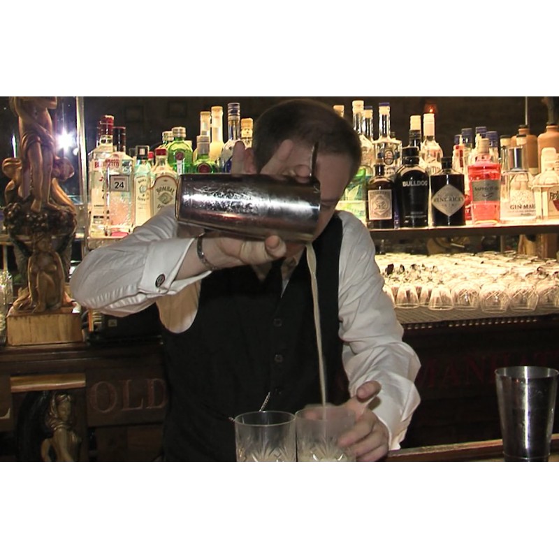 ČR - obchod - bar - barman - alkohol - šejkr - šampaňské - pianista - piano