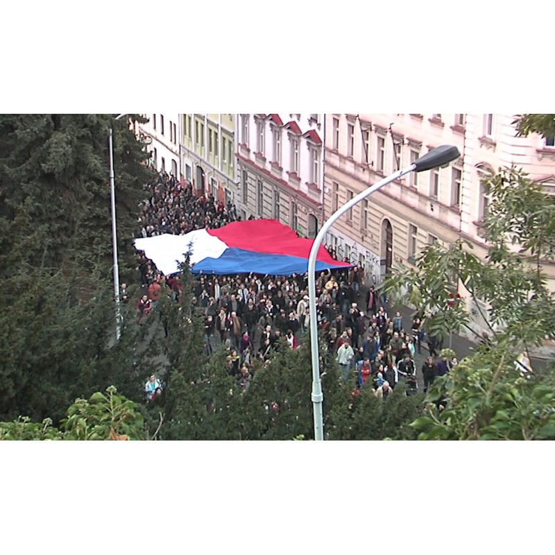 CR - Prague - people - demonstration - procession - Czech flag - candles - police - 17 November