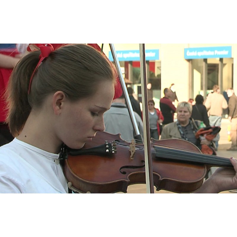 ČR - obchod - trhy - stánky - medovina - víno - sele - tanec - folklor - housle
