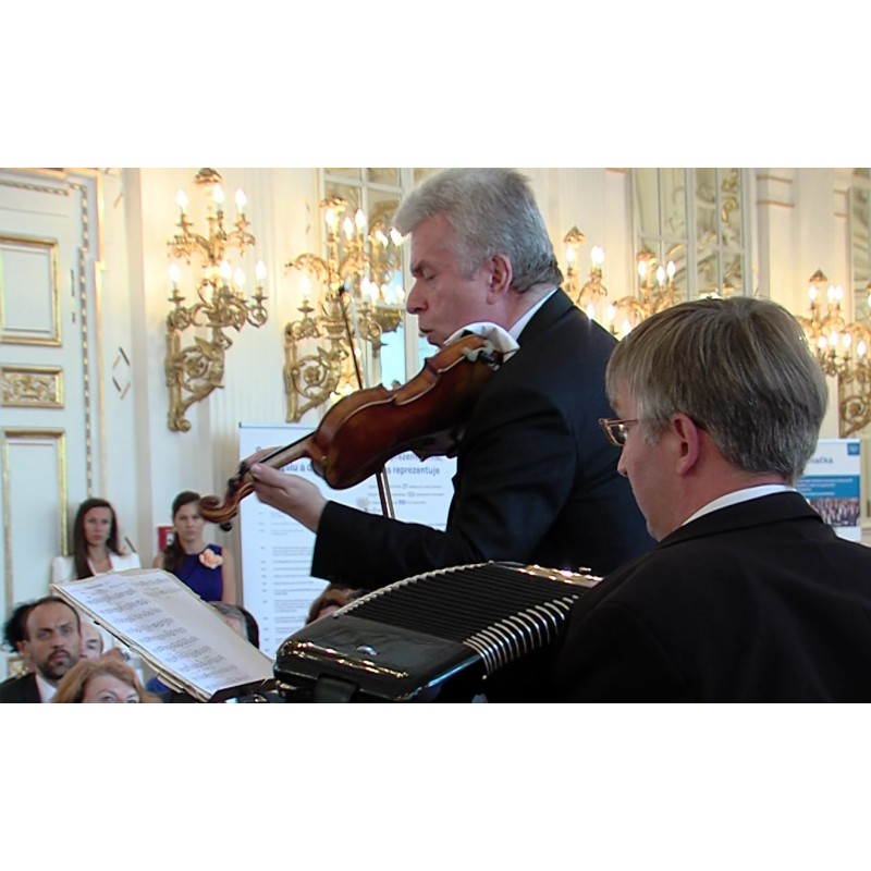 ČR - Praha - kultura - housle - Jaroslav Svěcený - harmonika - publikum - potlesk