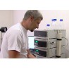 ČR - věda - laboratoře - výzkum - léčiva - kapalinový chromatograf - detektor - laborant