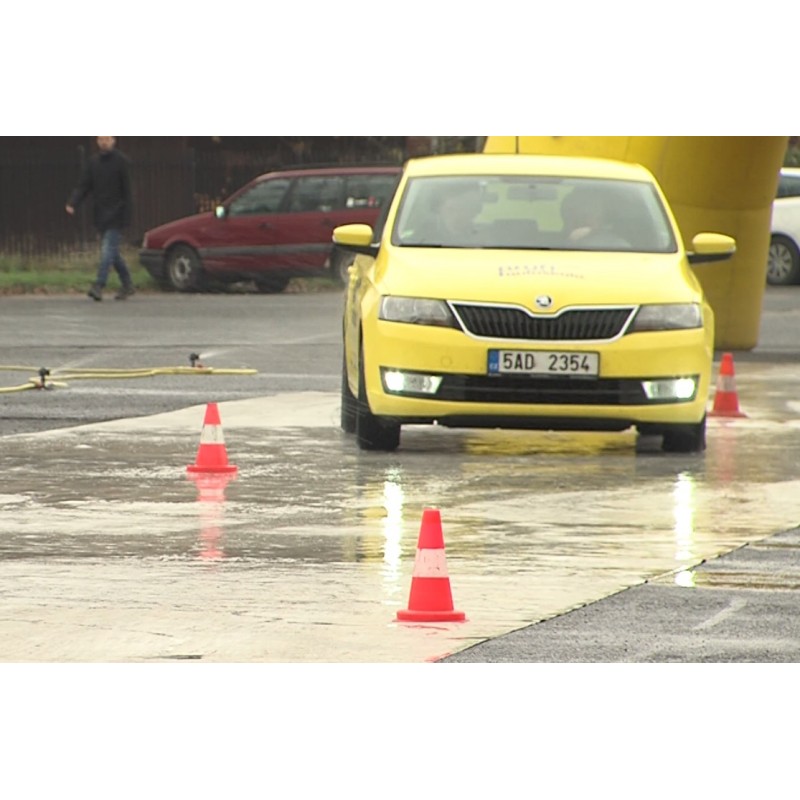 CR - transport - Prague - car - driving school - driver - skid - UAMK - school of drifting