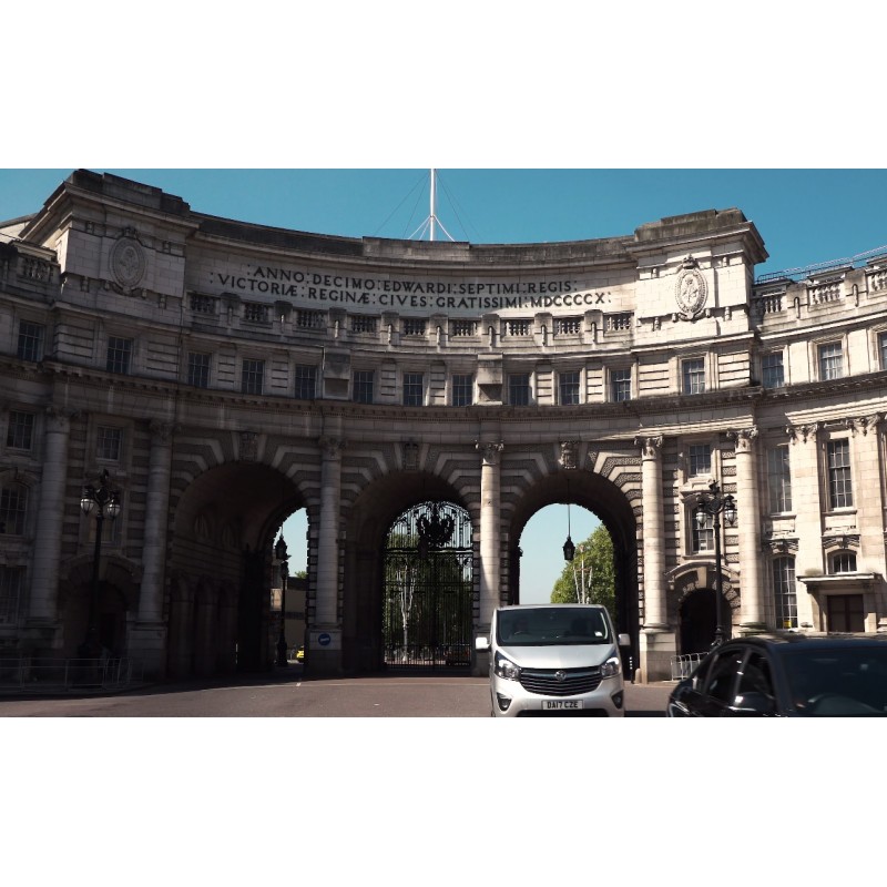 Cestování - 4K - Británie - Londýn - Trafalgarské náměstí - dvoupatrový autobus