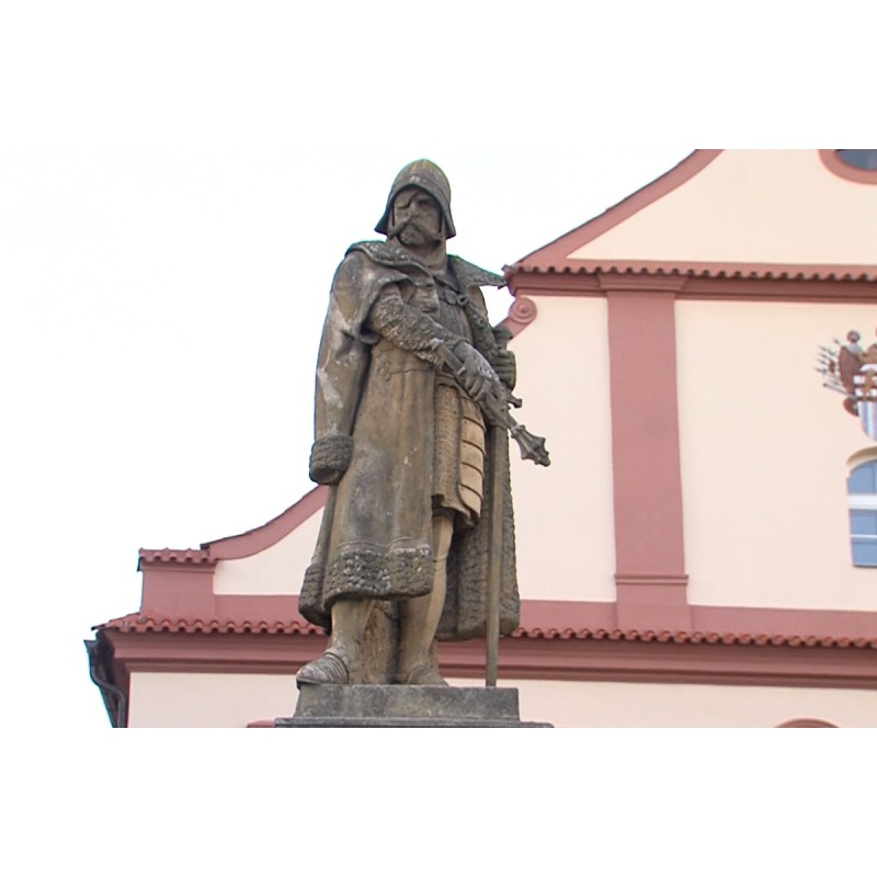 ČR - města - Tábor - Jan Žižka - socha - turisté