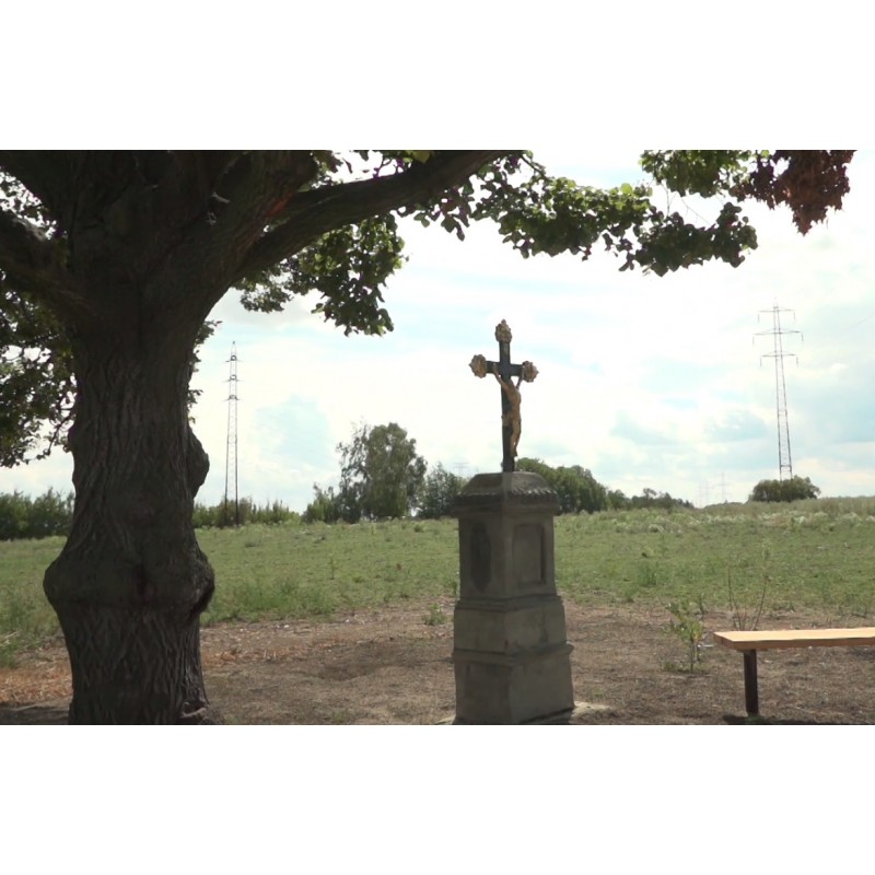 ČR - Tuchlovice - vesnice - radnice - památník - kaple - hřbitov