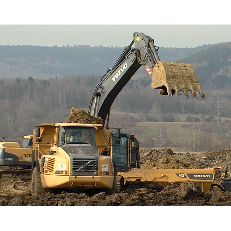ČR - průmysl - stavba - Benteler - buldozer - bagr - zemina - nakládka - vykládka - válcovat