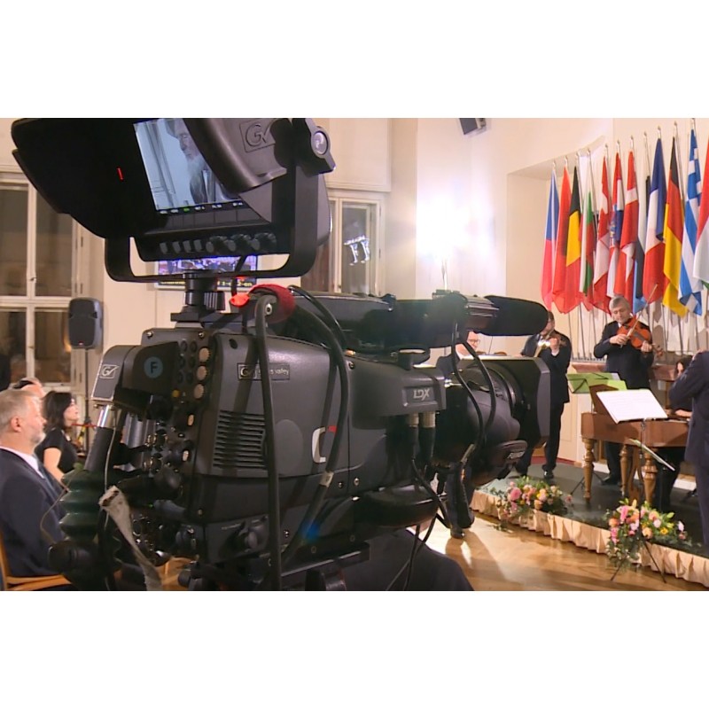  ČR - média - novinář - fotograf - kamera - ministerstvo - vlajky