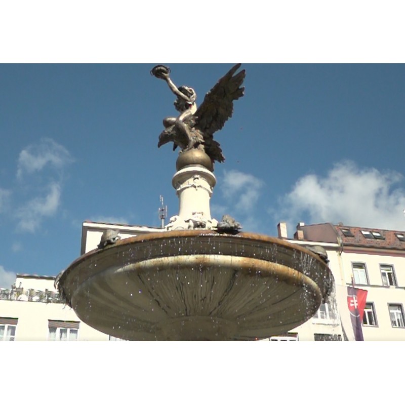 Slovensko - Bratislava - kašna - slowmotion - slovenská vlajka