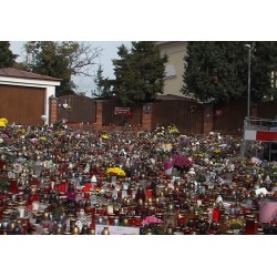  CZ - Prague - news - Karel Gott - villa - Bertramka - candle - respect