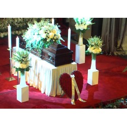CZ - Prague - news - Karel Gott - Bertramka - Žofín - candle