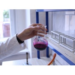  ČR - vzdělávání - Brod - laborant - chemie - pokus - laboratoř - zkumavka - výbuch - pěna