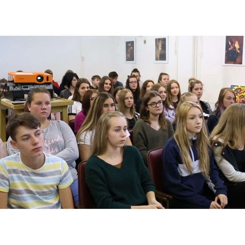 CZ - time-lapse - cinema room - audience - coming - leaving - screening
