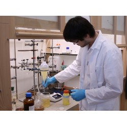  ČR - věda - výzkumný ústav - laboratoř - chemik - roztok - zkumavka - baňka - chemikálie - pokus