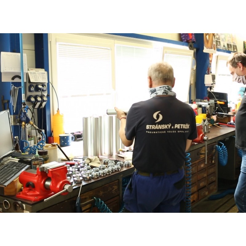  ČR - průmysl - pneumatický - válec - automatizace - CNC - stroj - montáž - dílna - hala - sklad