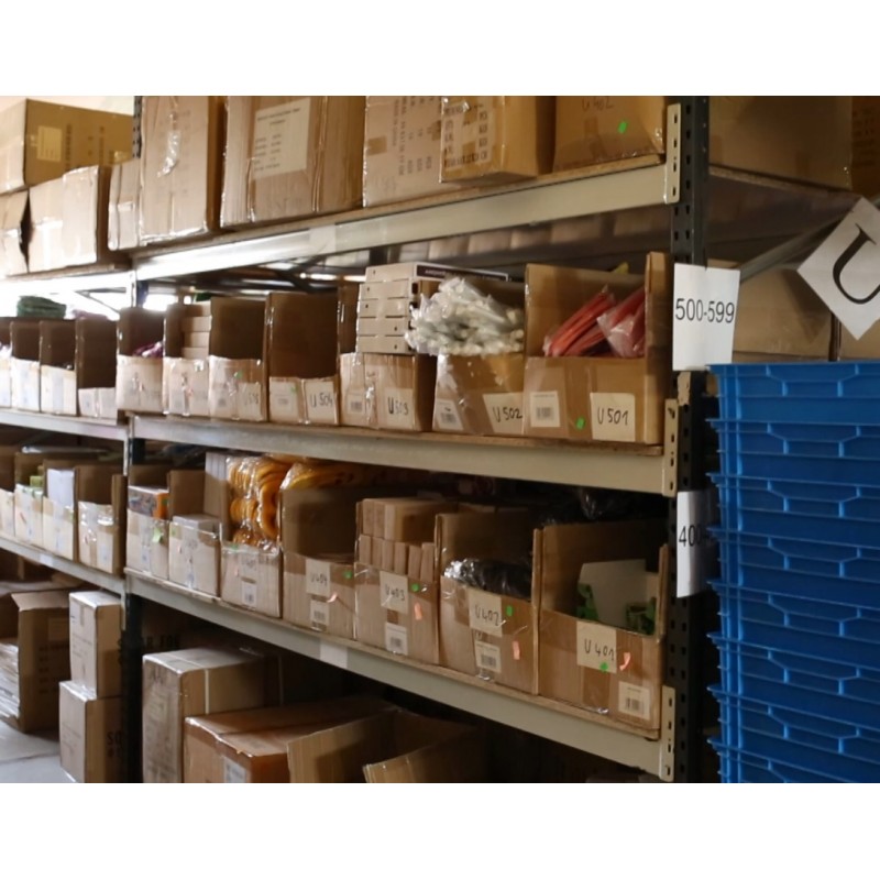 CZ - business - warehouse - shelf - on line - sale - package - scan - toy